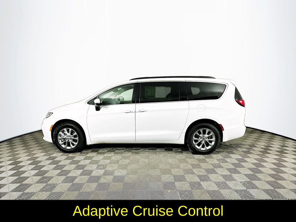 Used 2023 Chrysler Pacifica Touring-L image 6