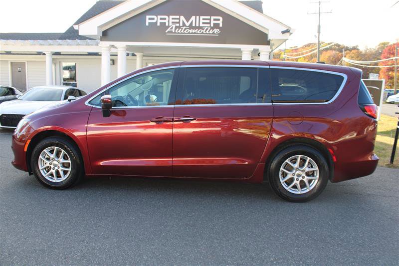 Used 2023 Chrysler Voyager LX image 5