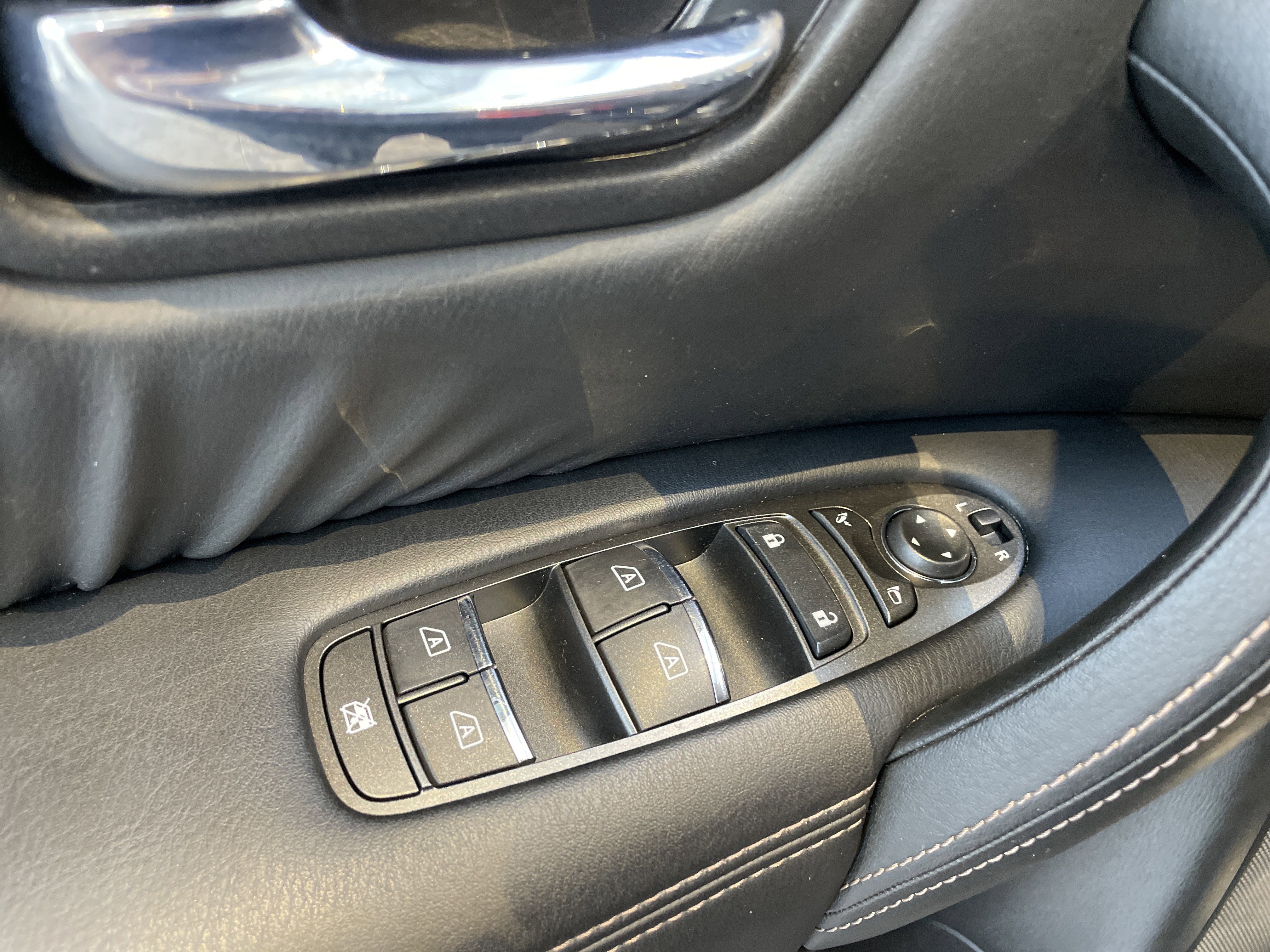 Used 2024 Nissan Armada Platinum w/ Captain's Chairs Package RWD image 17