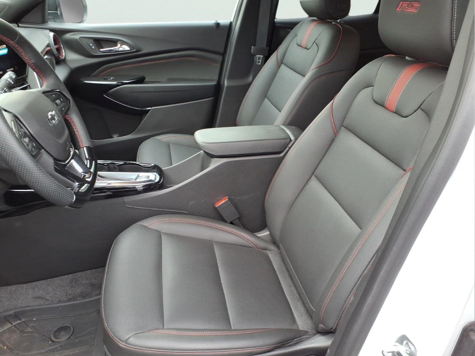 Used 2025 Chevrolet Trax RS w/ Sunroof Package FWD image 8