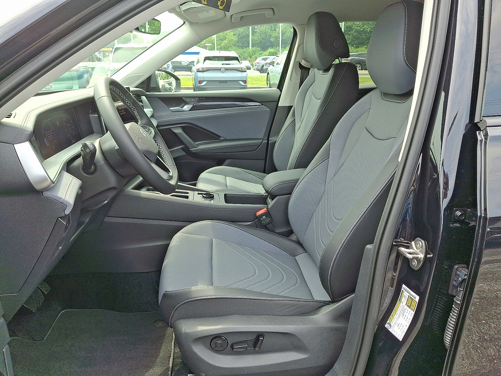 New 2025 Volkswagen Tiguan SE image 8