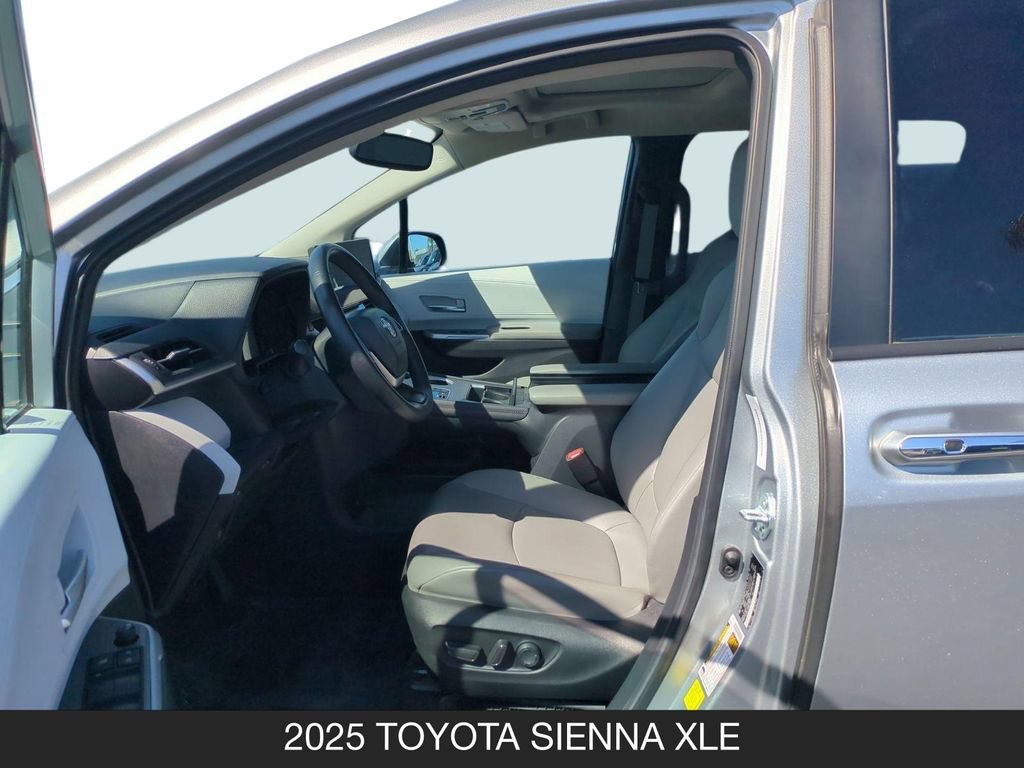 Used 2025 Toyota Sienna XLE FWD image 14