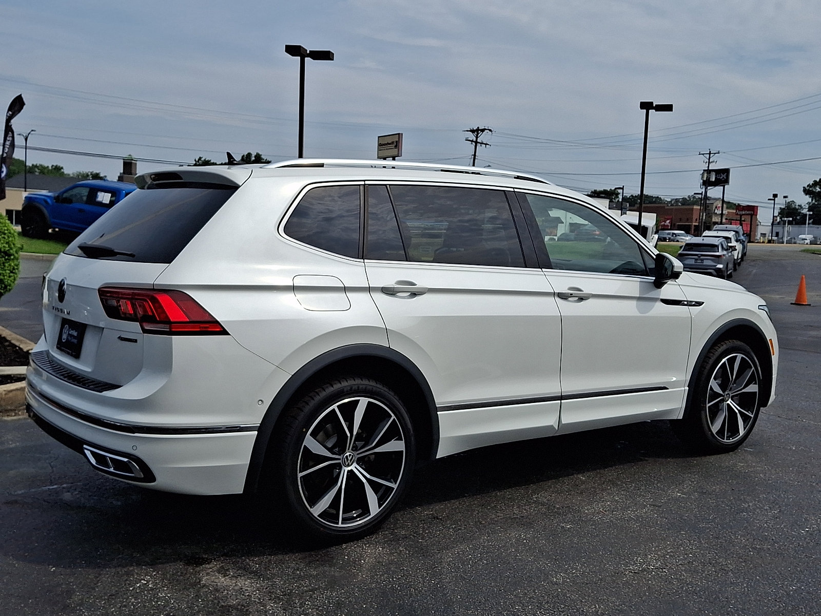 Certified 2023 Volkswagen Tiguan SEL R-Line AWD/4WD image 6