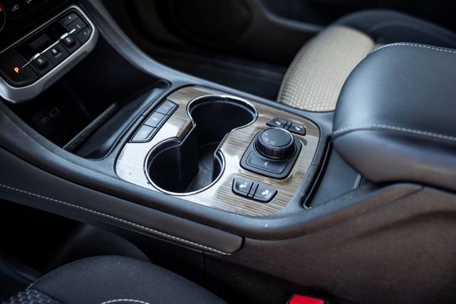 Used 2023 GMC Acadia SLE w/ Driver Convenience Package FWD image 23