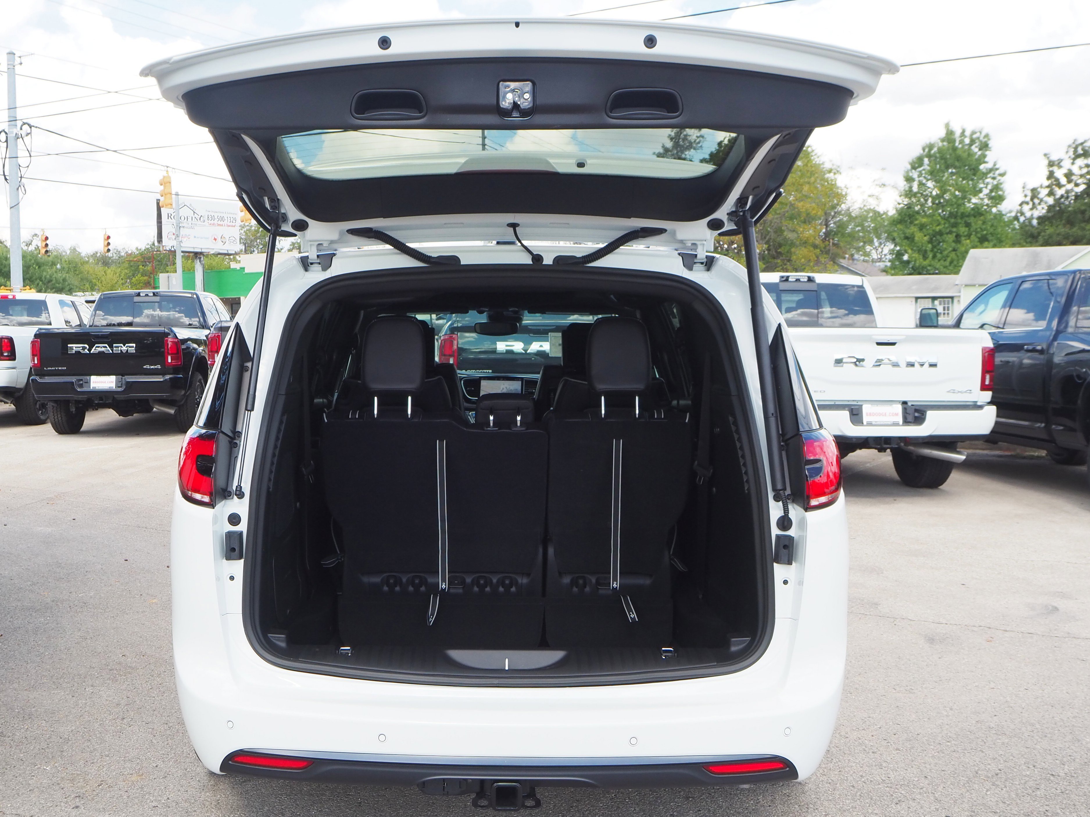 New 2026 Chrysler Pacifica Limited w/ Uconnect Theater Family Group FWD image 9