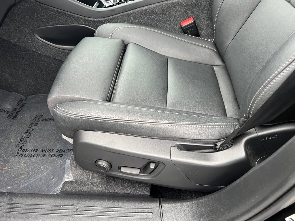 Used 2025 Volvo XC40 B5 Plus image 24