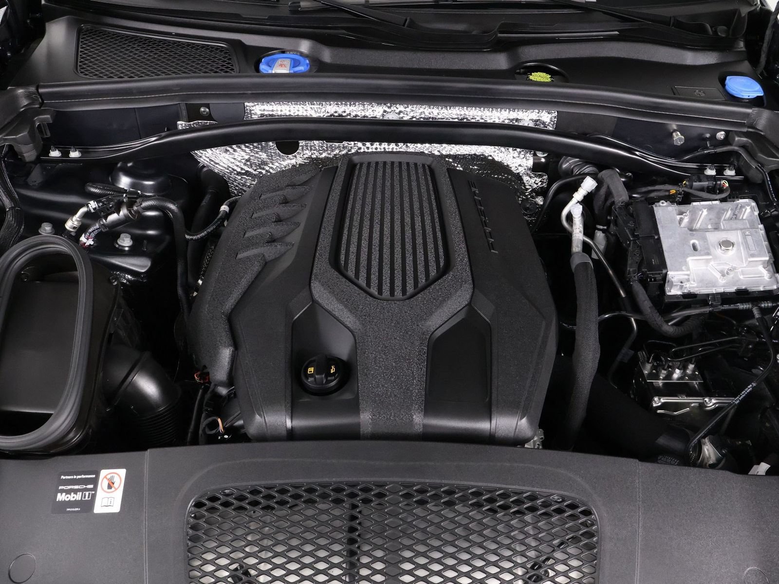 Certified 2026 Porsche Macan AWD/4WD image 26