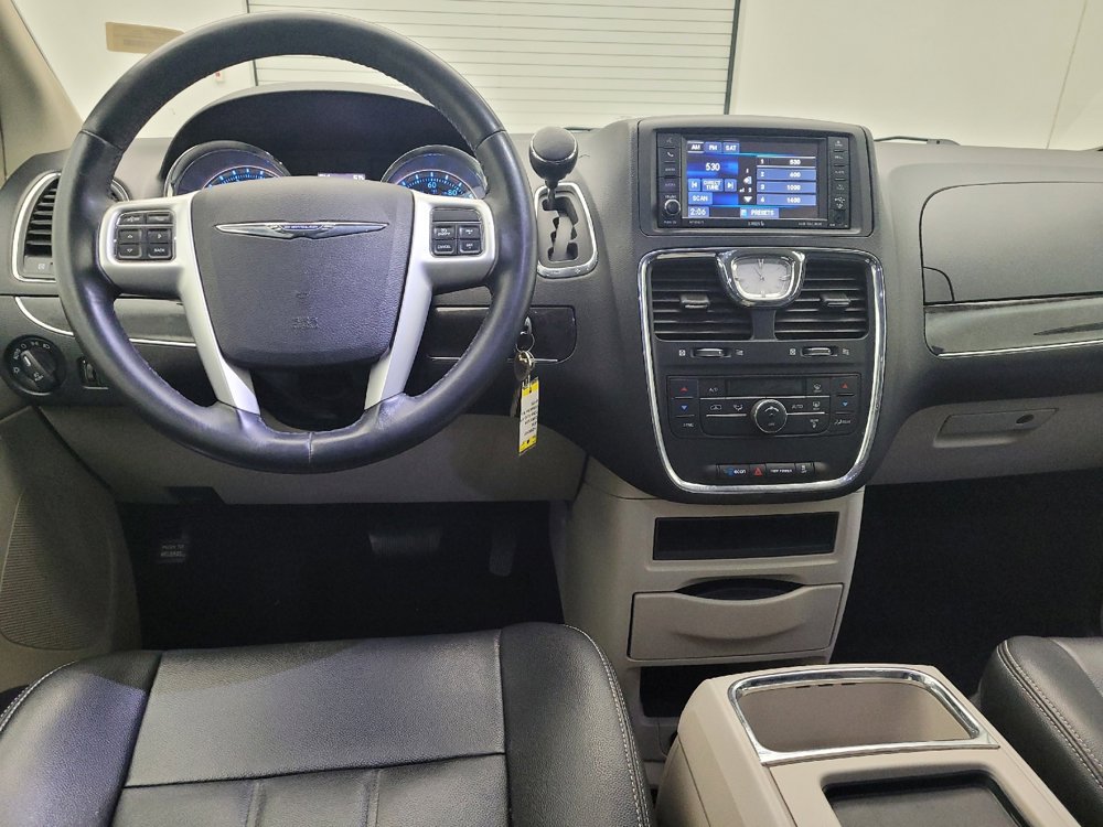 Used 2016 Chrysler Town & Country Touring FWD image 22