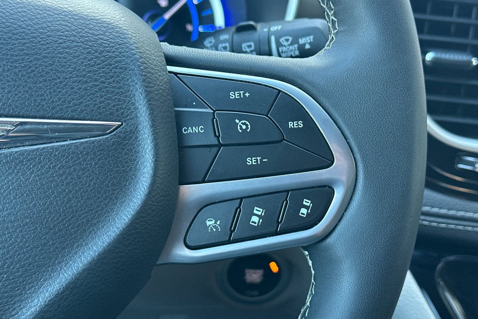 Used 2024 Chrysler Pacifica Select image 31