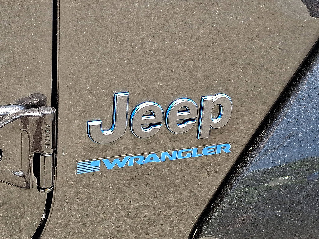 Used 2025 Jeep Wrangler Unlimited Sahara w/ Safety Group AWD/4WD image 24
