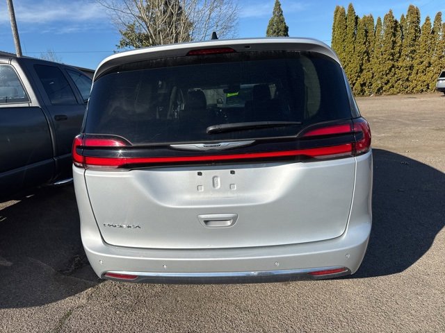 Used 2024 Chrysler Pacifica Touring-L image 4