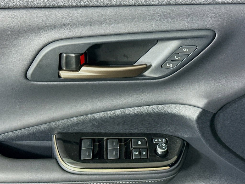 Certified 2025 Toyota Crown Signia image 25