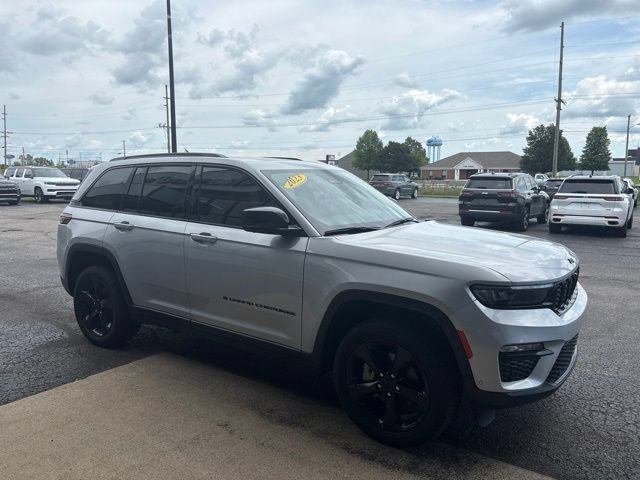 Used 2023 Jeep Grand Cherokee Limited w/ Luxury Tech Group II AWD/4WD image 8