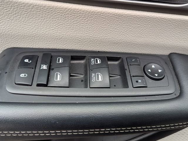 Used 2023 Chrysler Pacifica Touring-L FWD image 12