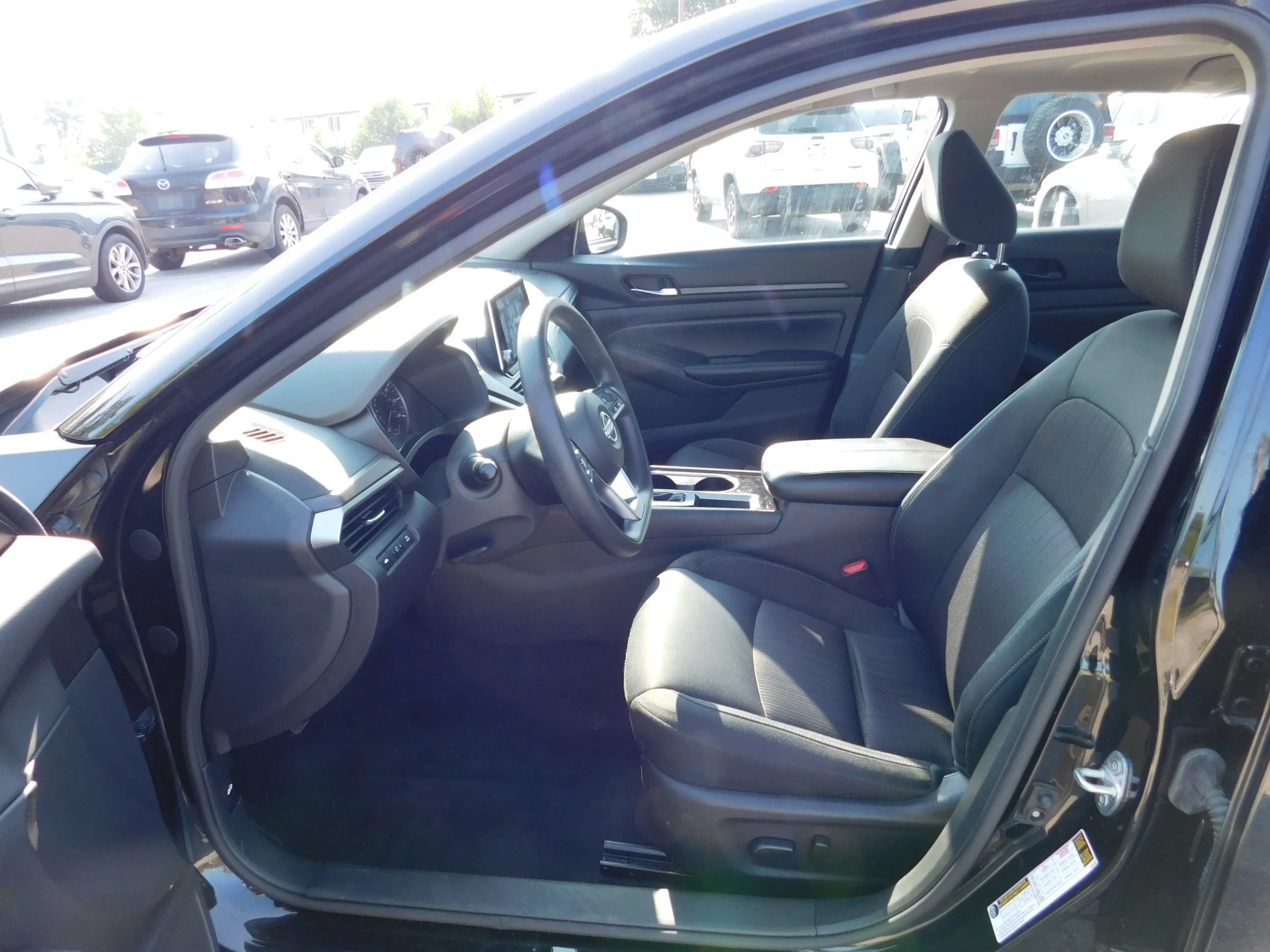 Used 2024 Nissan Altima 2.5 SV FWD image 13