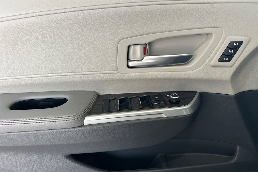 Used 2023 Toyota Sienna Limited image 11