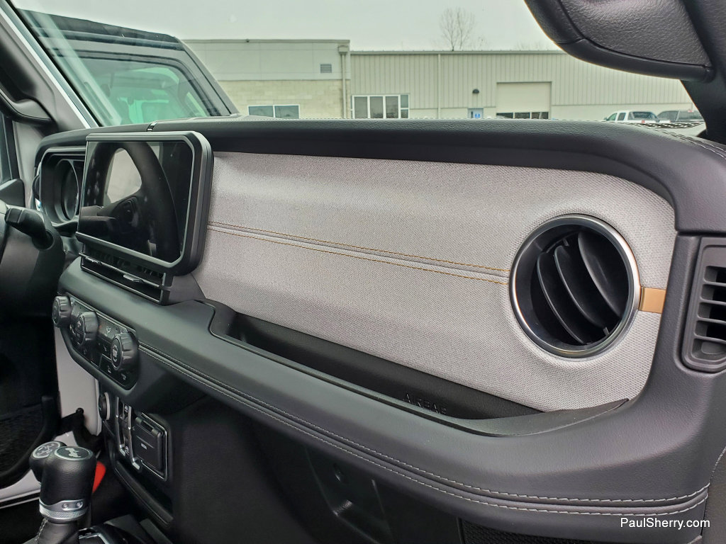 Used 2025 Jeep Wrangler Sahara image 25