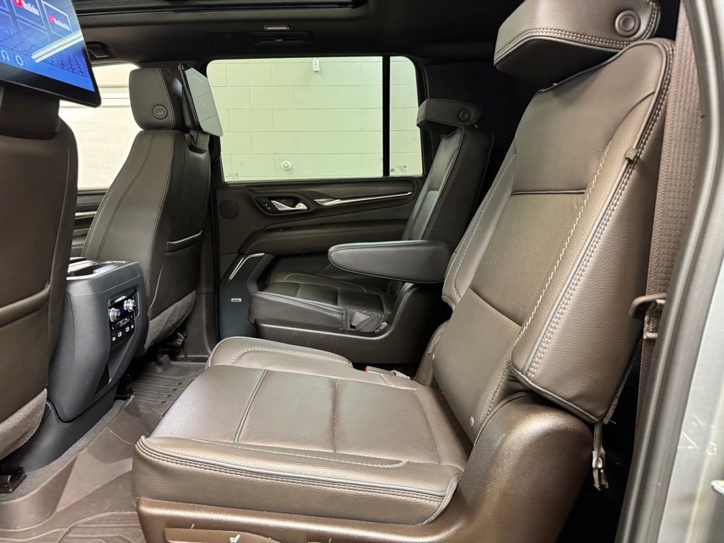 Used 2023 GMC Yukon XL Denali w/ Advanced Technology Package AWD/4WD image 16