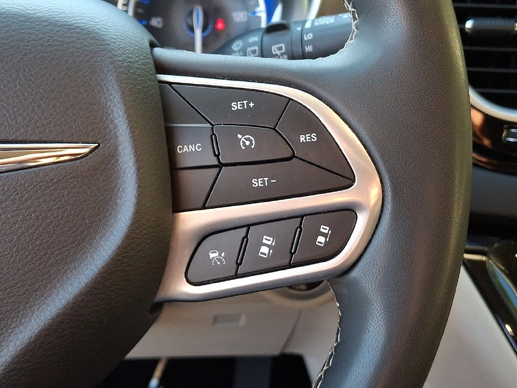 Used 2024 Chrysler Pacifica Touring-L FWD image 23