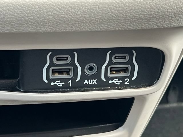 Used 2023 Chrysler Pacifica Touring-L FWD image 29