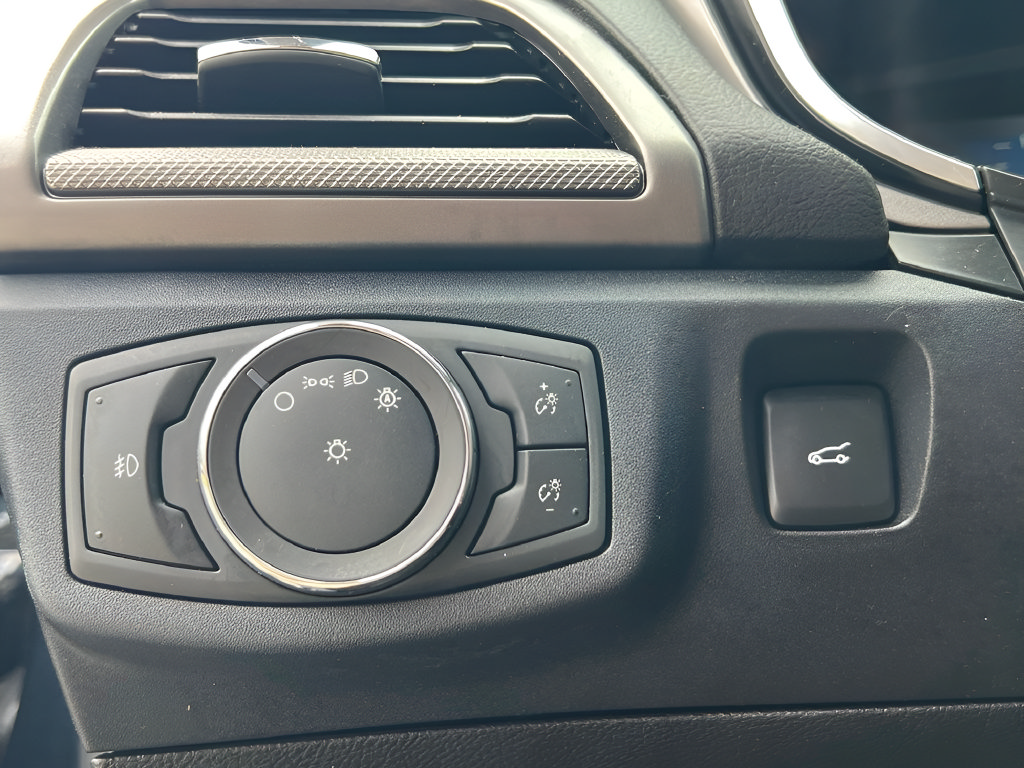 Used 2020 Ford Fusion SE w/ Equipment Group 151A FWD image 19