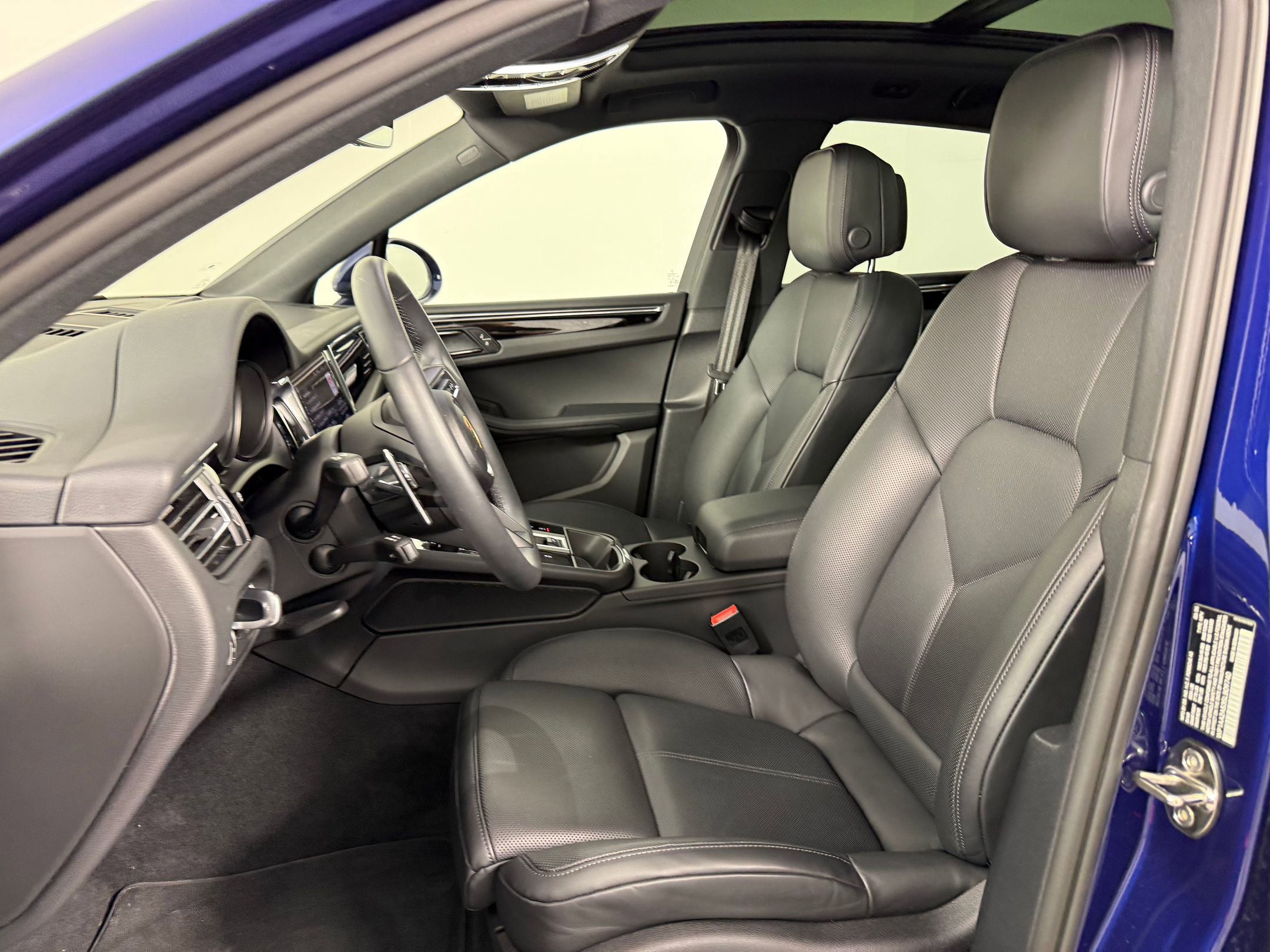 Certified 2025 Porsche Macan AWD/4WD image 5