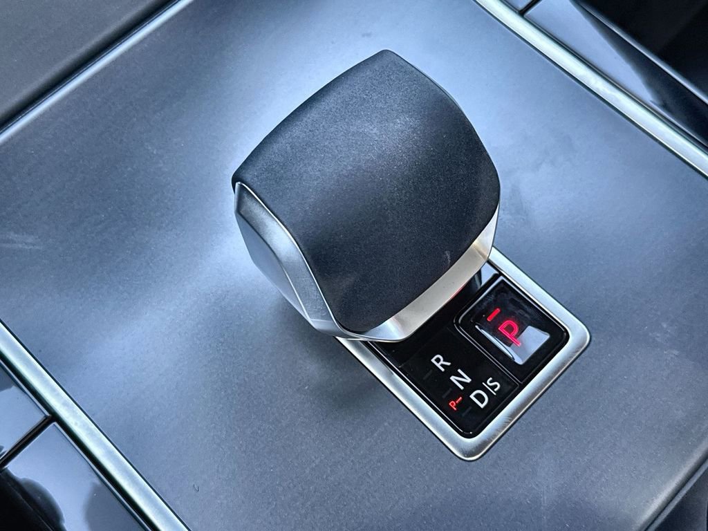 Certified 2025 Land Rover Range Rover Velar Dynamic SE image 27