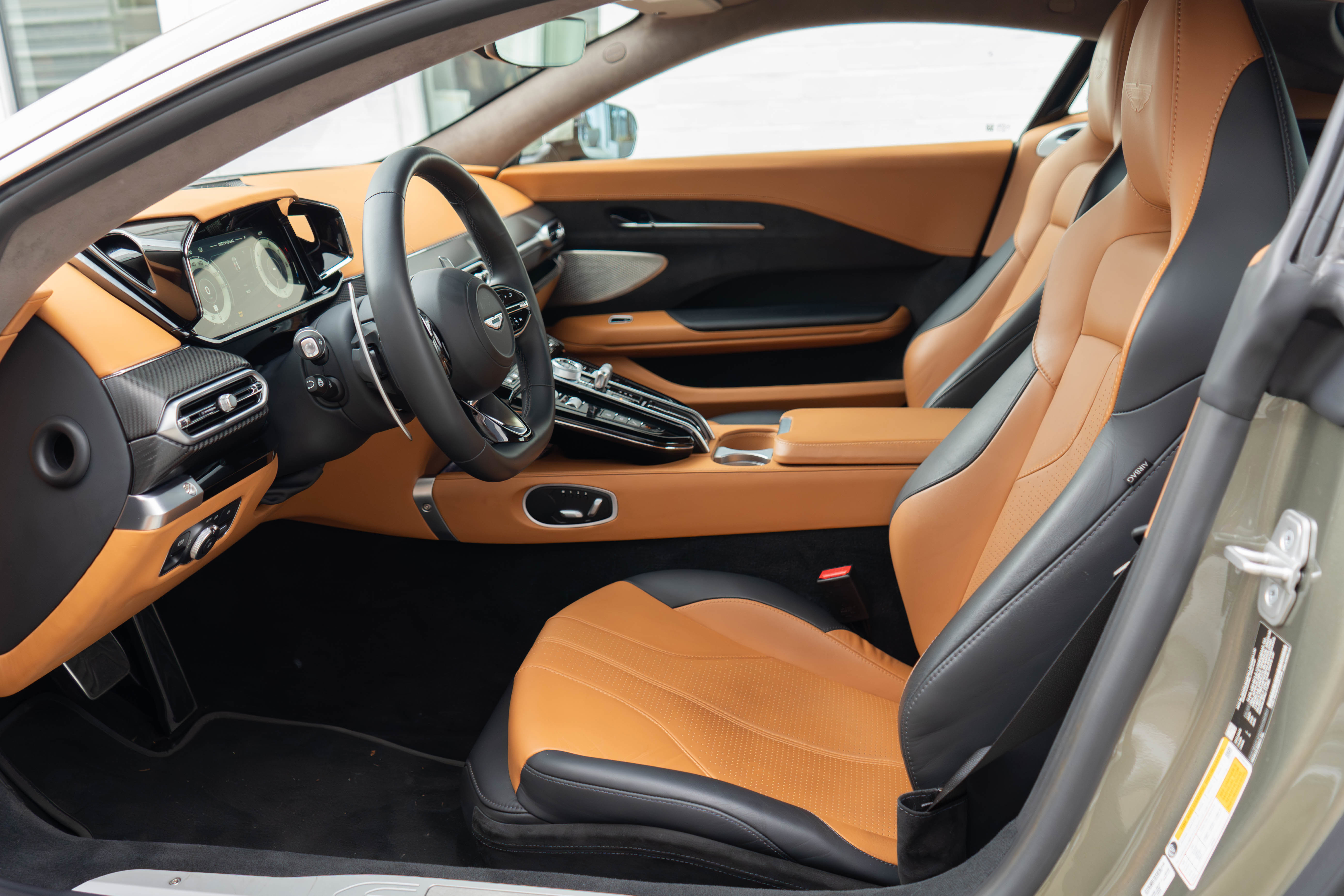 Used 2025 Aston Martin V8 Vantage Coupe image 12