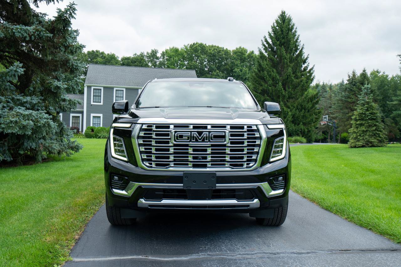 Used 2025 GMC Yukon Denali w/ Denali Reserve Package AWD/4WD image 8