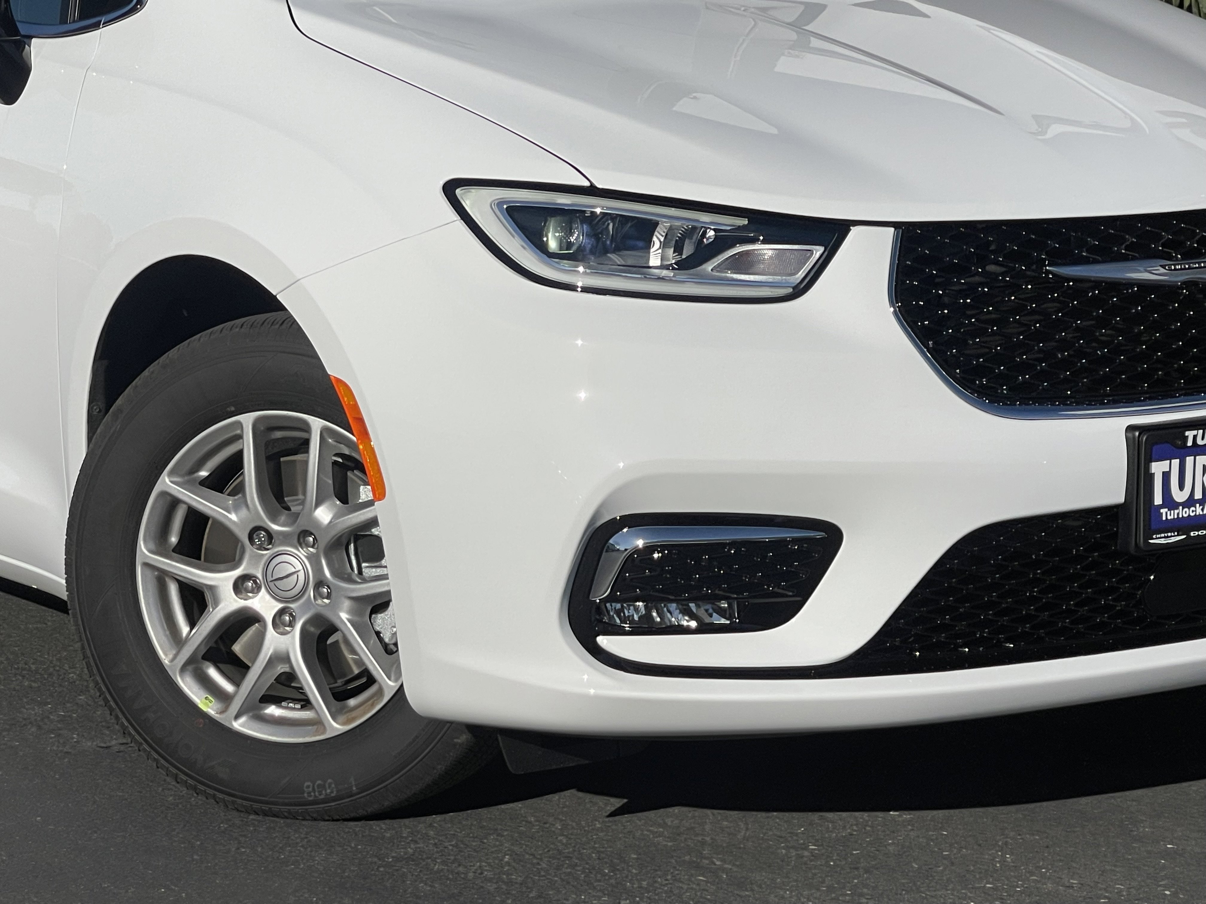 New 2026 Chrysler Pacifica Select FWD image 3