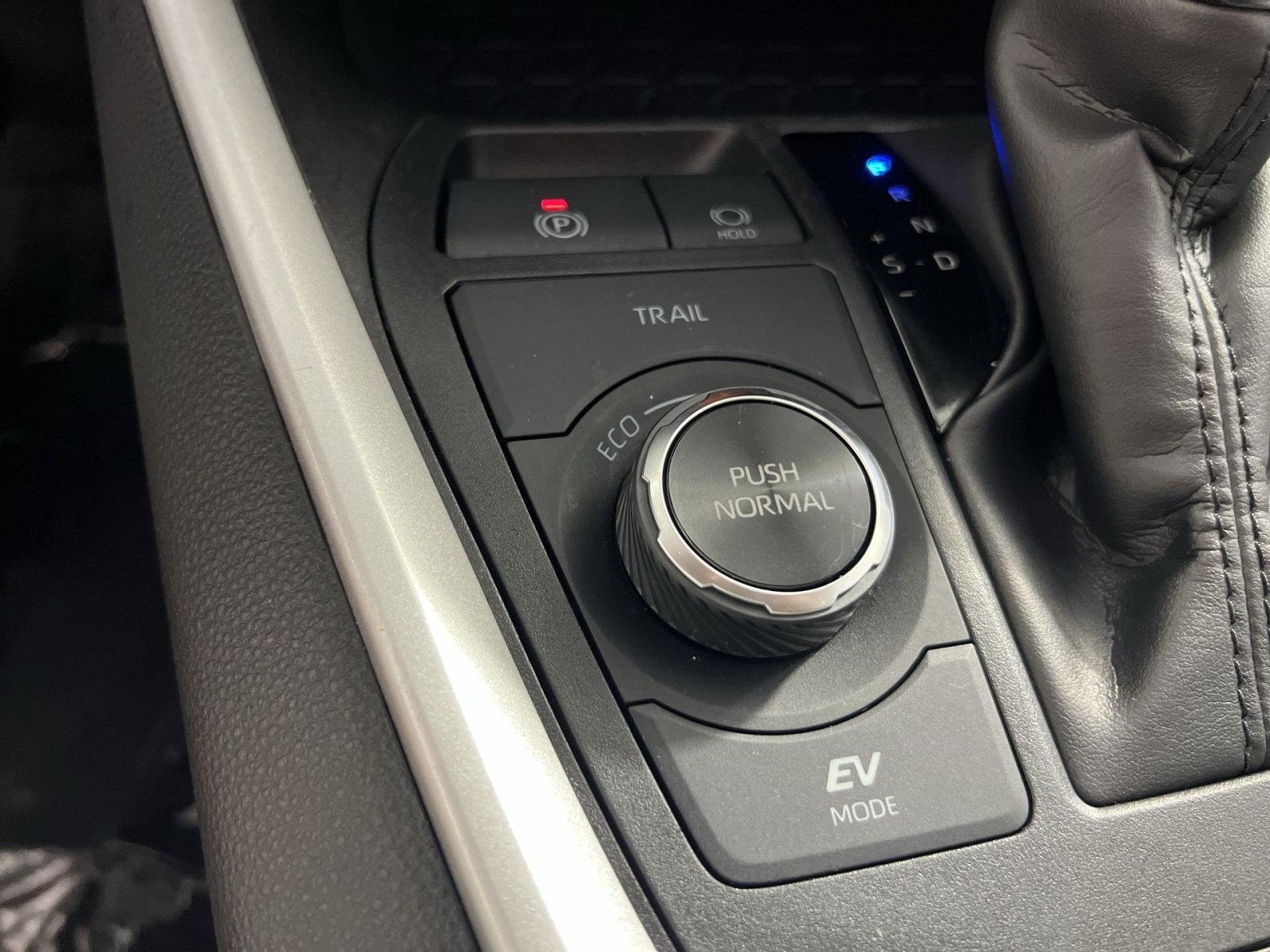 Used 2025 Toyota RAV4 XLE AWD/4WD image 32