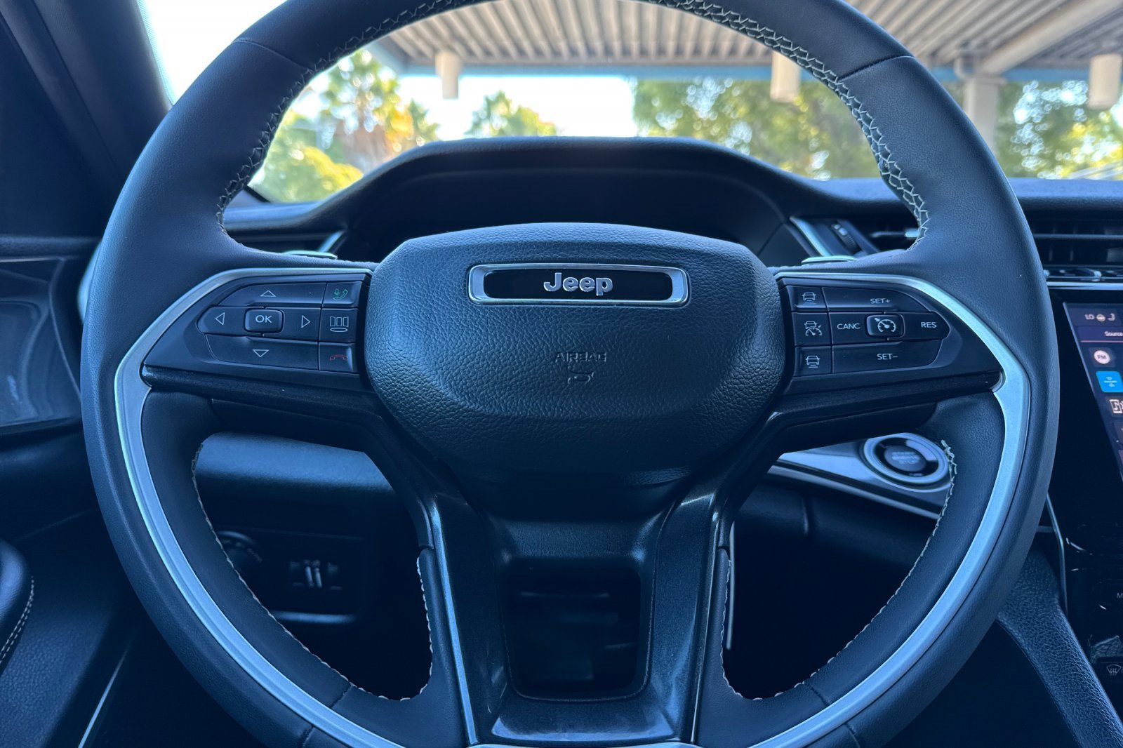 Used 2023 Jeep Grand Cherokee L Laredo image 23