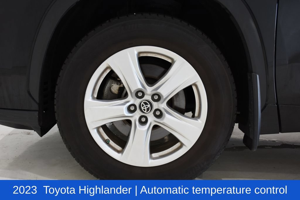 Used 2023 Toyota Highlander LE AWD/4WD image 6