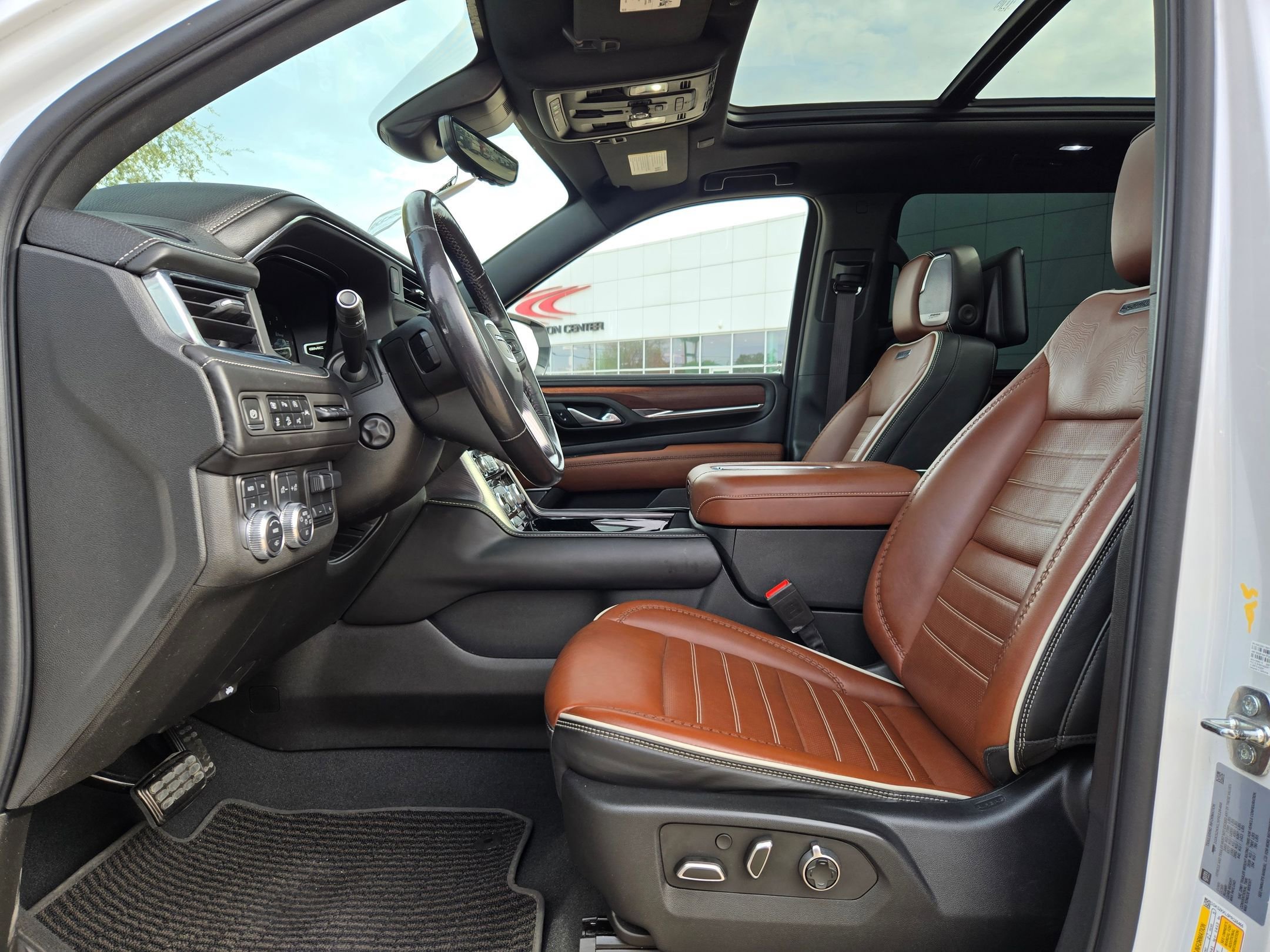 Used 2023 GMC Yukon XL Denali Ultimate image 9