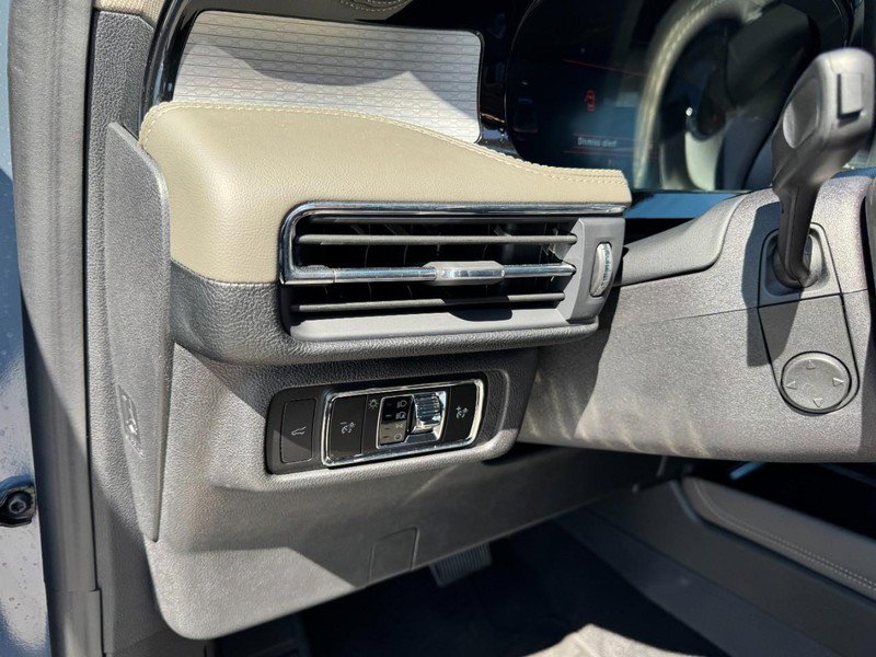 Used 2025 Lincoln Corsair Premiere AWD w/ Equipment Group 101A image 11