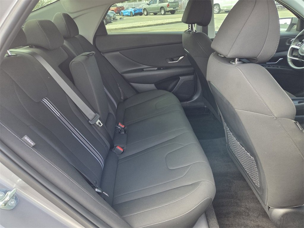 Used 2025 Hyundai Elantra SEL image 14