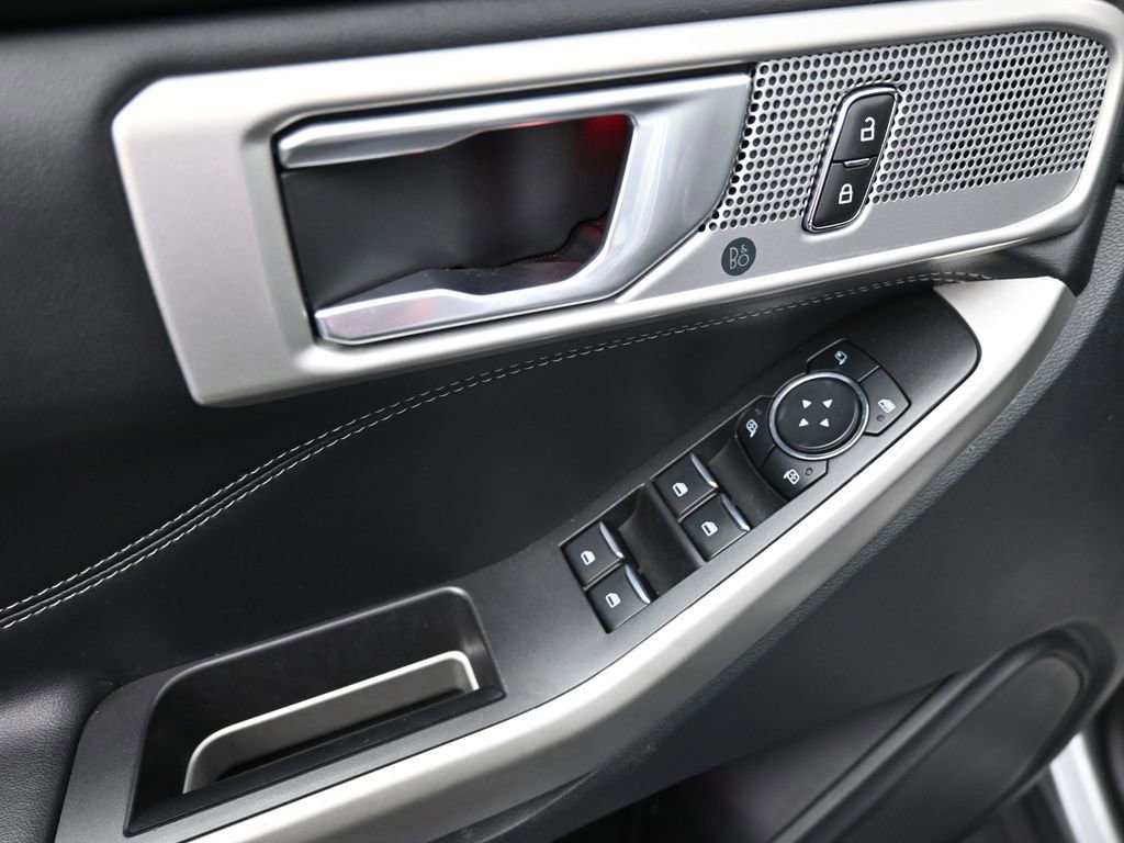 Used 2023 Ford Explorer Limited image 11