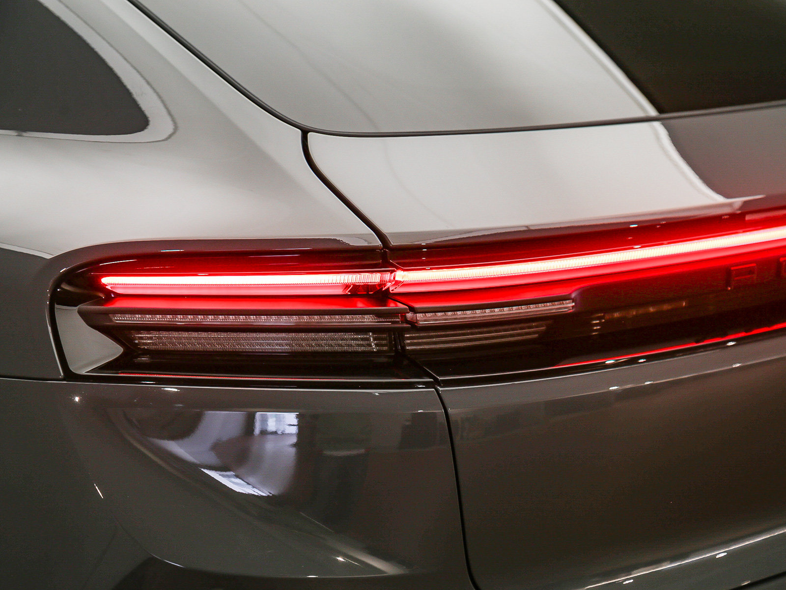 Certified 2025 Porsche Macan 4S Electric AWD/4WD image 13
