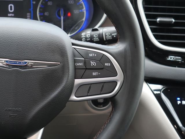 Used 2017 Chrysler Pacifica Touring-L image 18