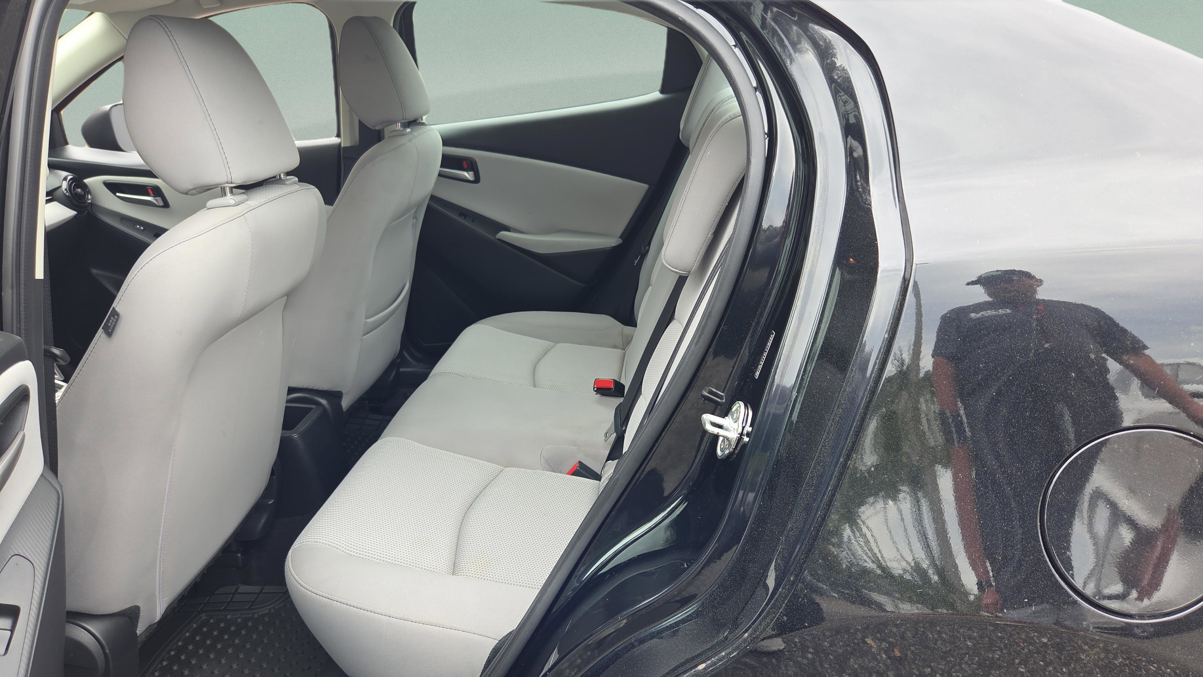 Used 2020 Toyota Yaris L image 12