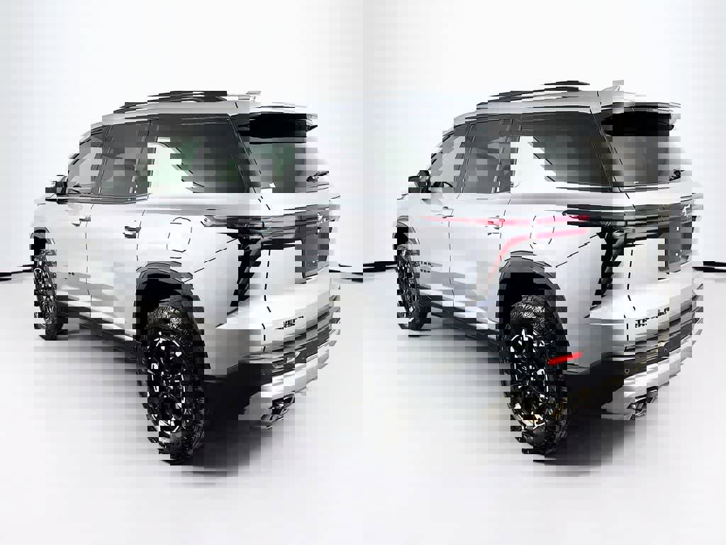 Used 2025 Chevrolet Traverse Z71 image 4