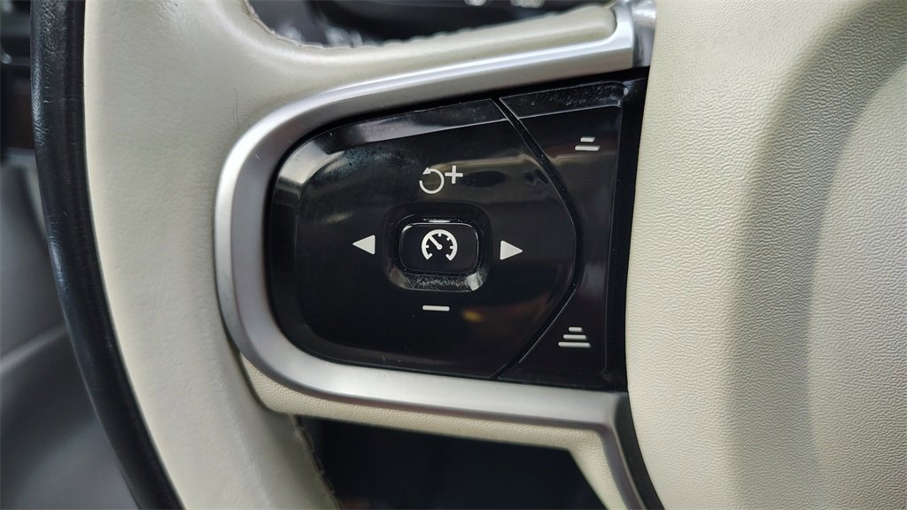 Used 2019 Volvo XC90 T6 Momentum w/ Protection Package Premier image 13