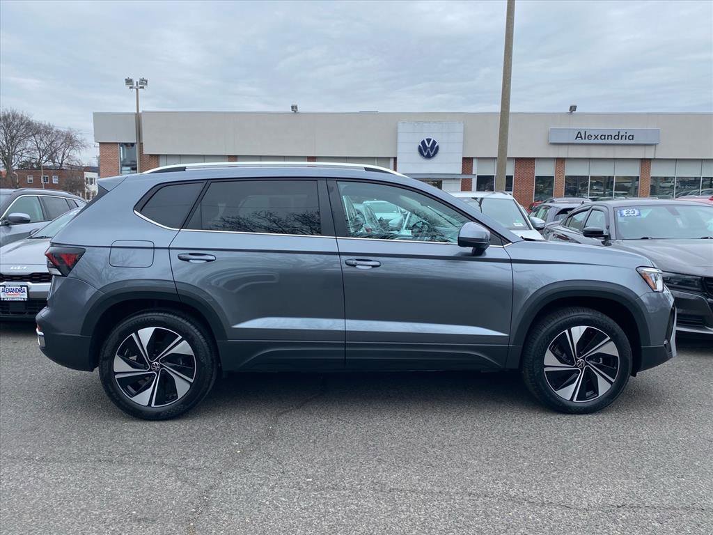 Used 2025 Volkswagen Taos SE image 2