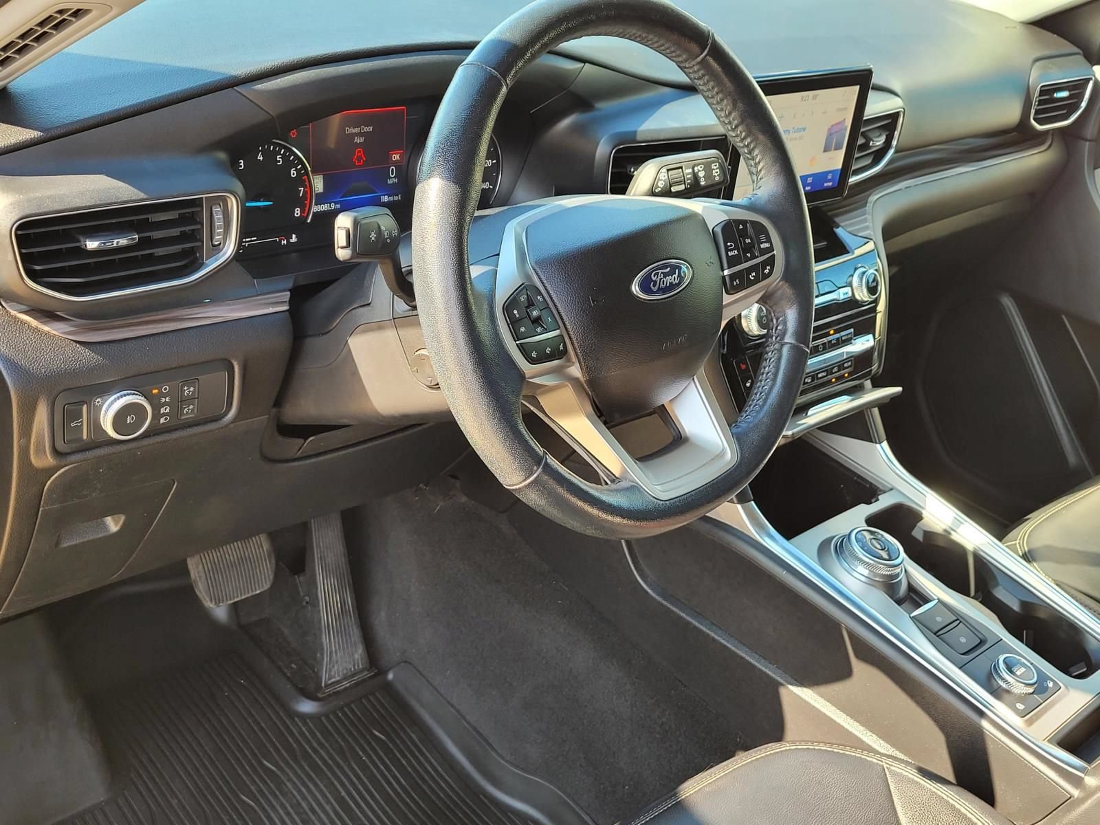 Used 2022 Ford Explorer Limited w/ Equipment Group 301A AWD/4WD image 26