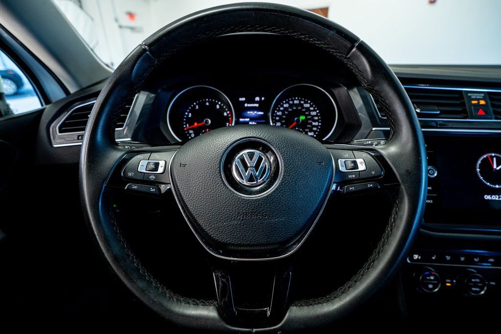 Used 2020 Volkswagen Tiguan SE w/ Panoramic Sunroof Package AWD/4WD image 39