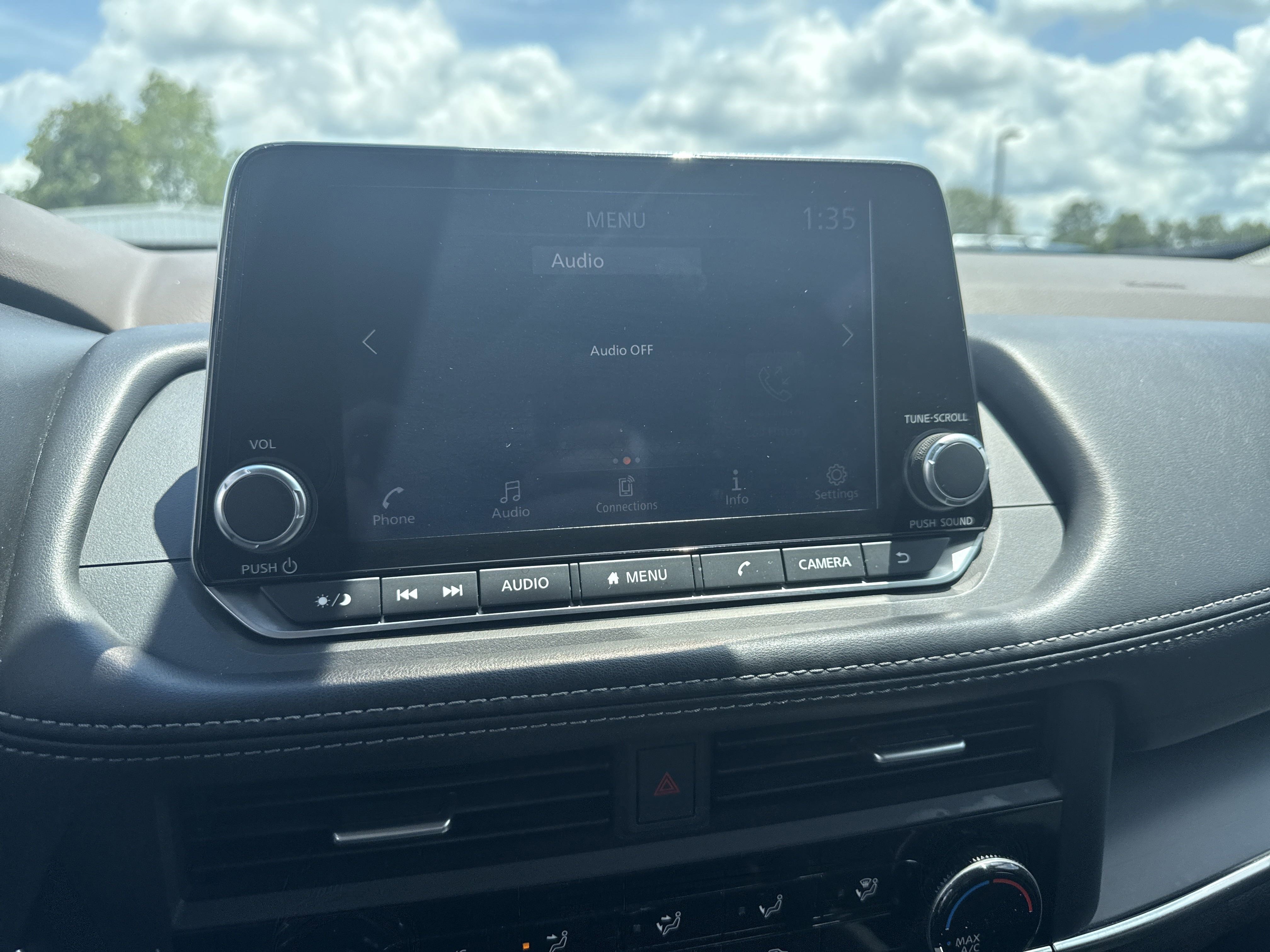 Used 2023 Nissan Rogue S image 19