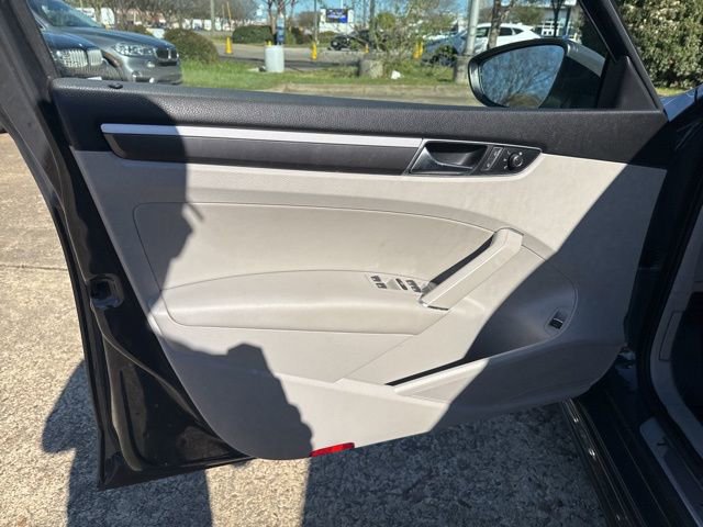 Used 2017 Volkswagen Passat 1.8T R-Line w/ R-Line Lighting Package image 22