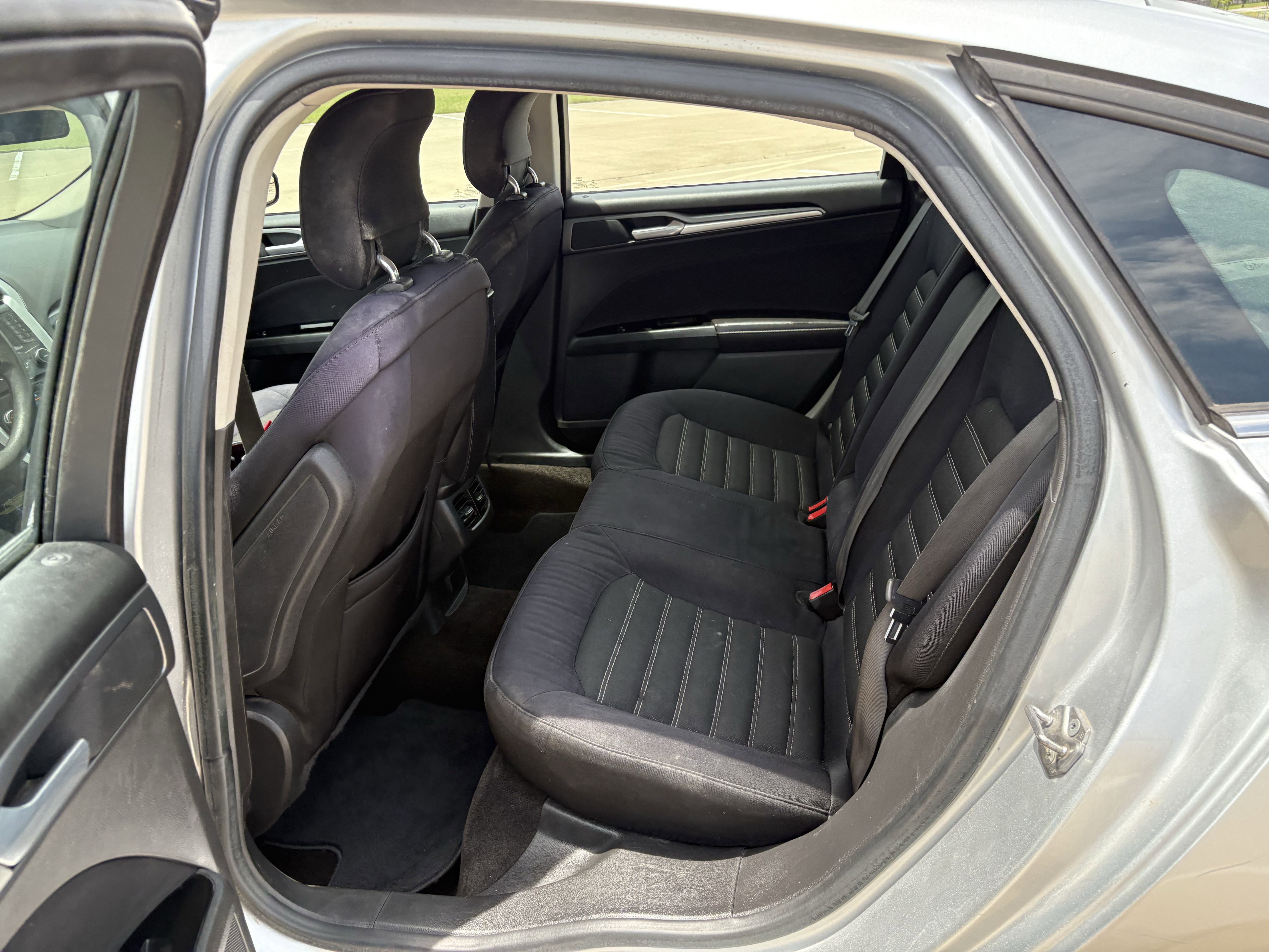 Used 2015 Ford Fusion SE FWD image 11