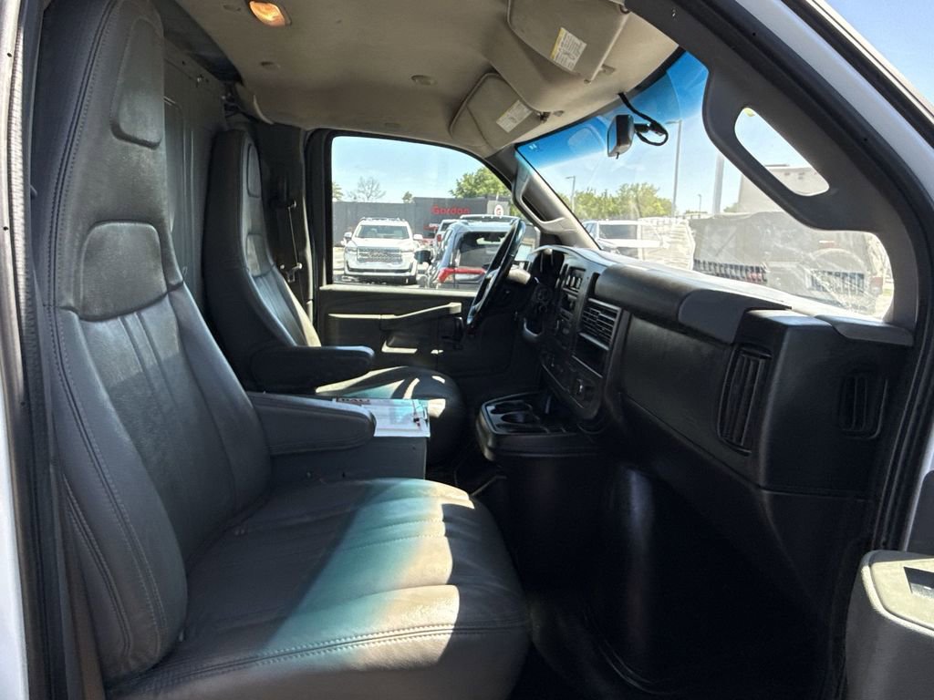 Used 2017 Chevrolet Express 3500 Extended RWD image 23