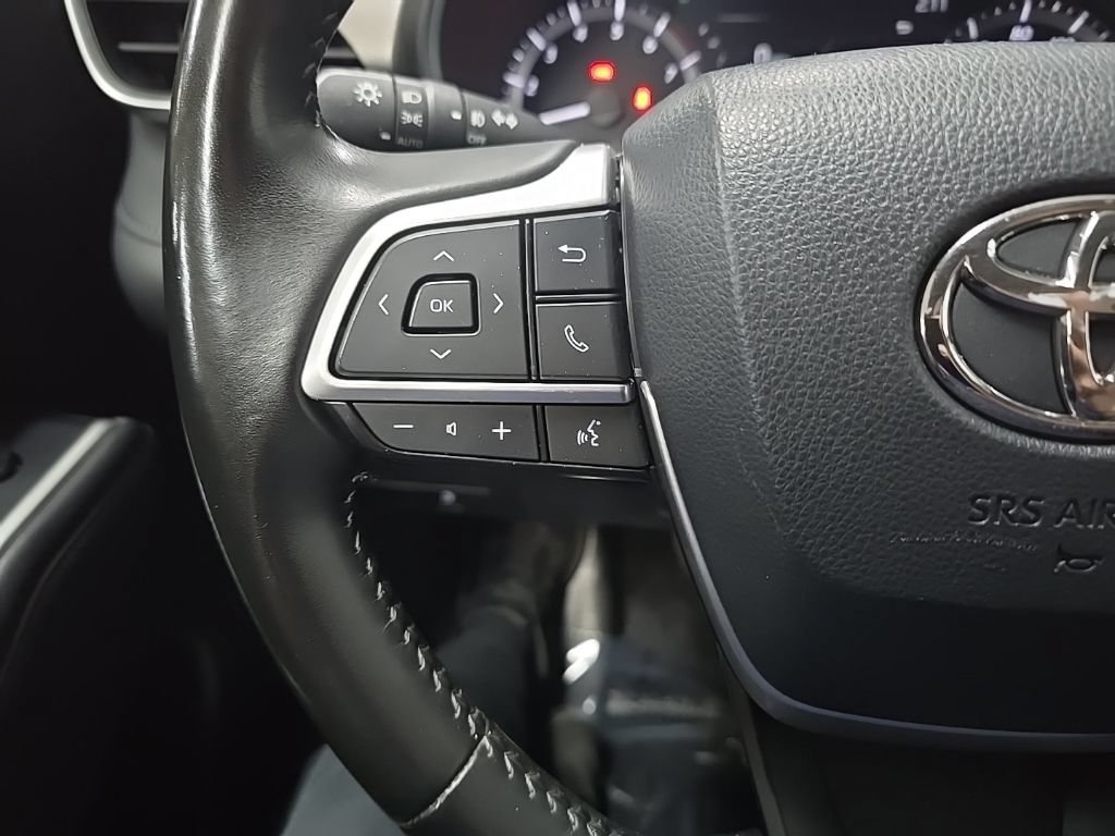 Used 2023 Toyota Highlander LE AWD/4WD image 19